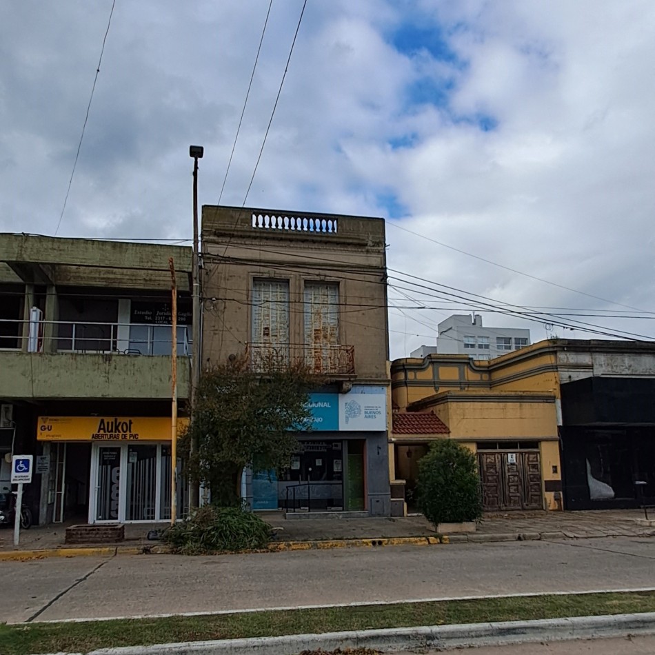 AMPLIO DEPARTAMENTO SOBRE AV. VEDIA PARA RECICLAR