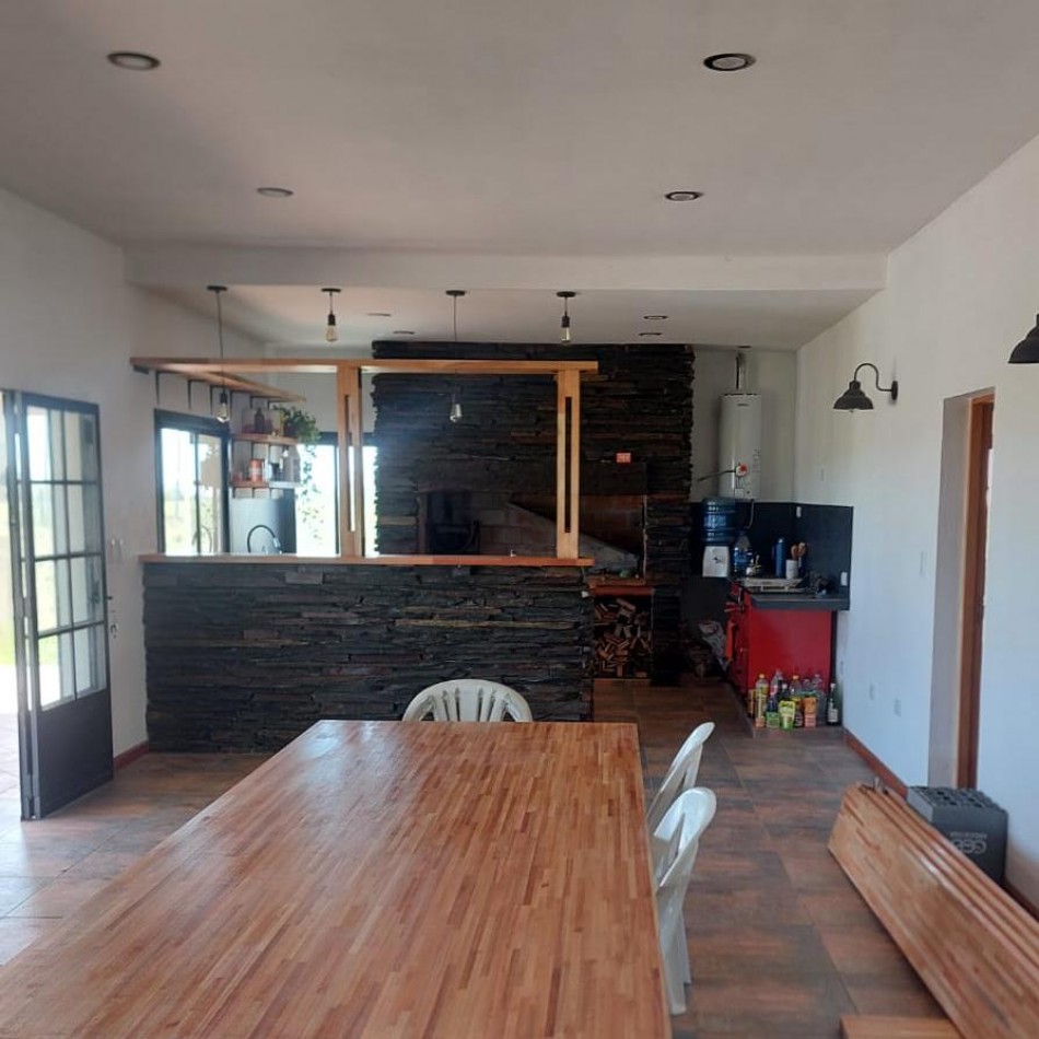 CASA QUINTA EN VENTA SOBRE LOTE AMPLIO