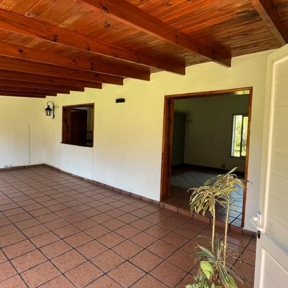 CASA QUINTA CON AMPLIO PARQUE Y QUINCHO EN VENTA