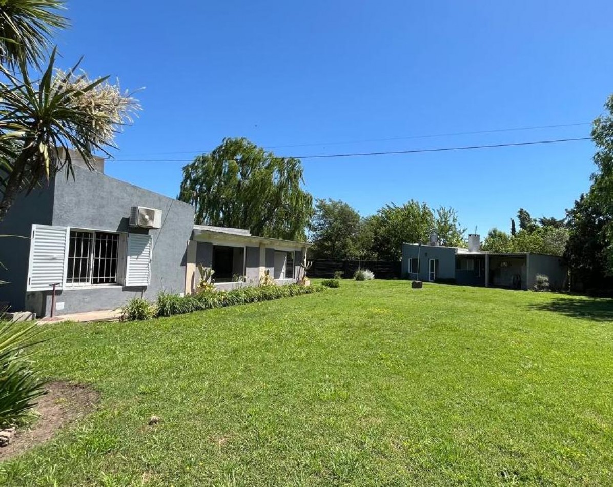 CASA QUINTA CON AMPLIO PARQUE Y QUINCHO EN VENTA