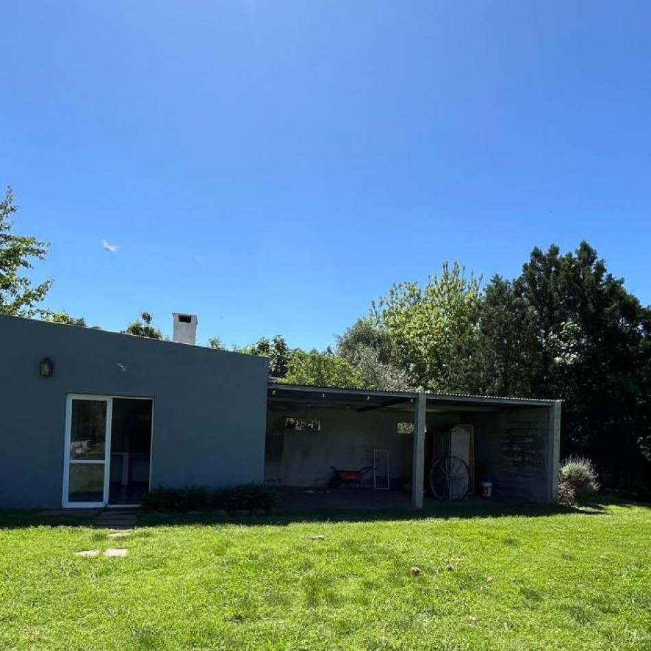 CASA QUINTA CON AMPLIO PARQUE Y QUINCHO EN VENTA