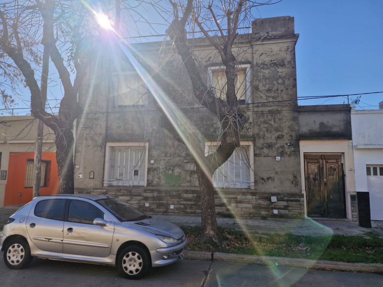 CASA A REFACCIONAR EN VENTA CON MUY BUENA UBICACION