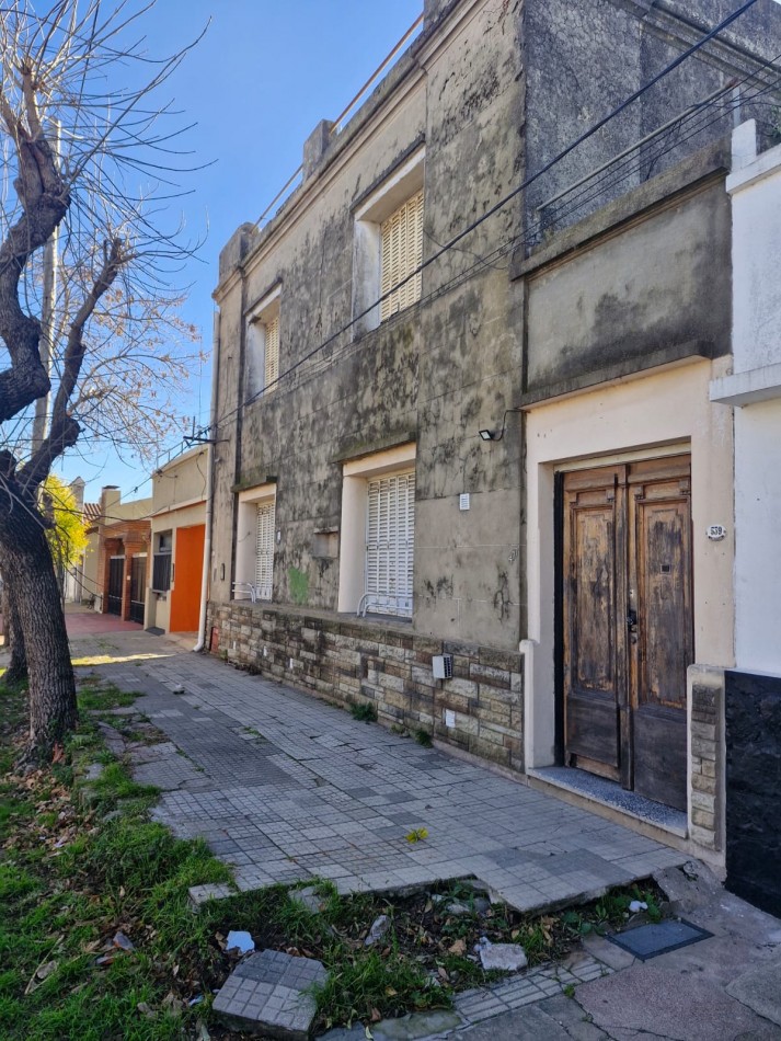 CASA A REFACCIONAR EN VENTA CON MUY BUENA UBICACION