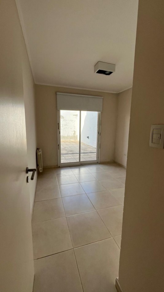 DEPARTAMENTO EN PLANTA BAJA CON PATIO EN ALQUILER 