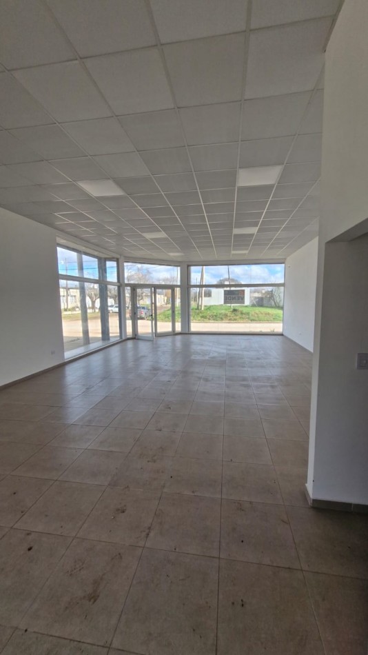 LOCAL COMERCIAL A ESTRENAR EN ESQUINA