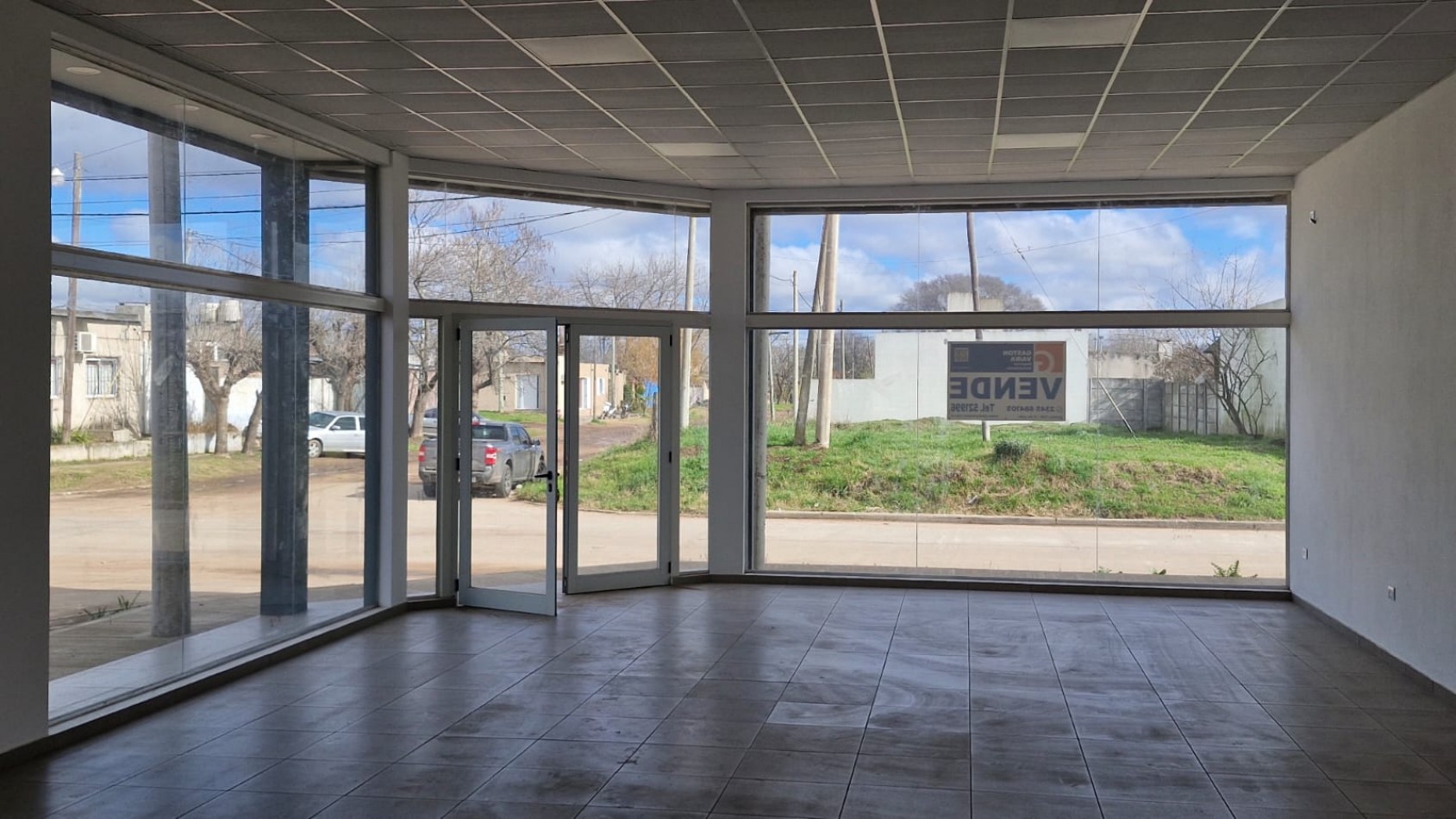 LOCAL COMERCIAL A ESTRENAR EN ESQUINA