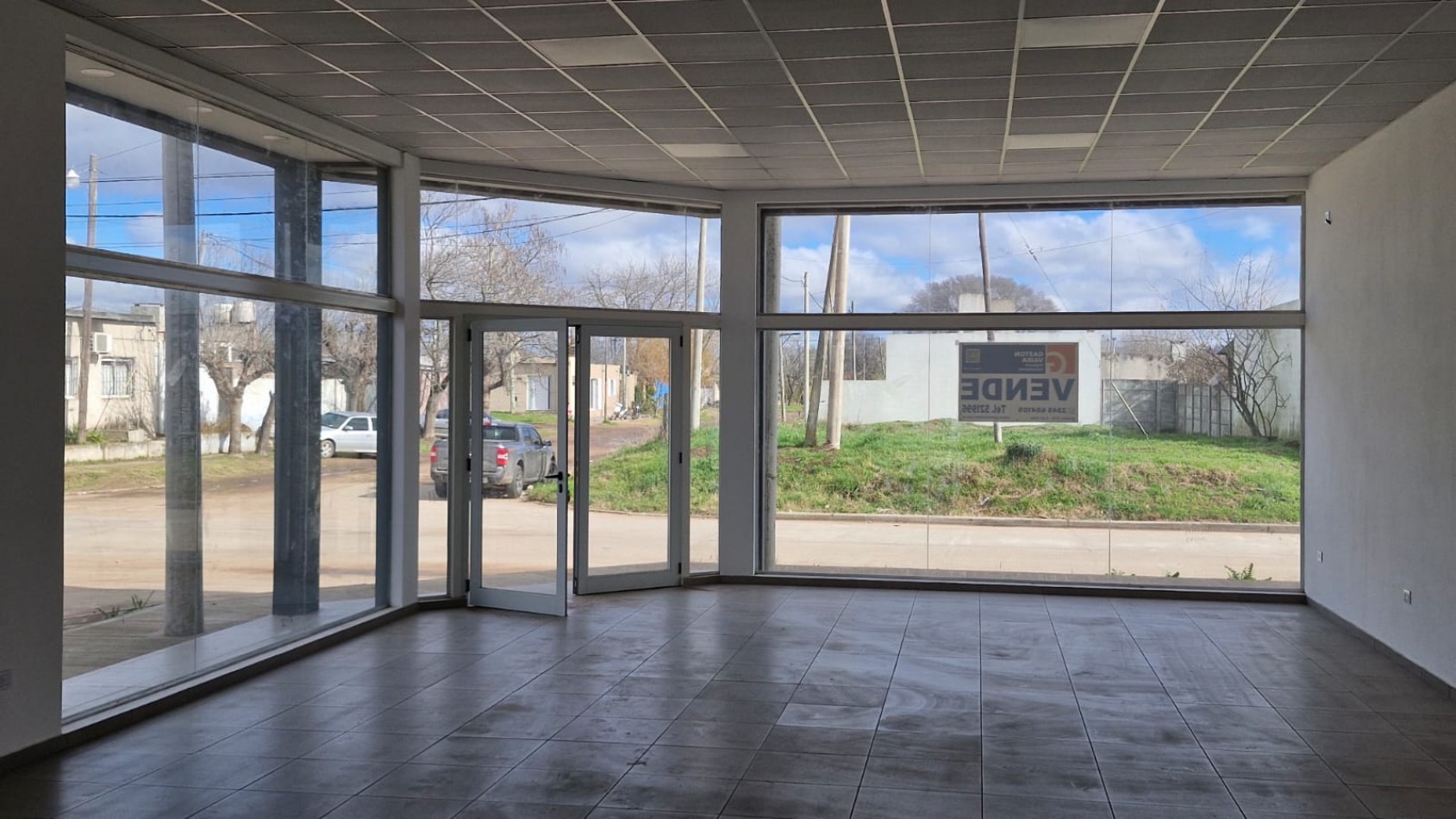 LOCAL COMERCIAL A ESTRENAR EN ESQUINA