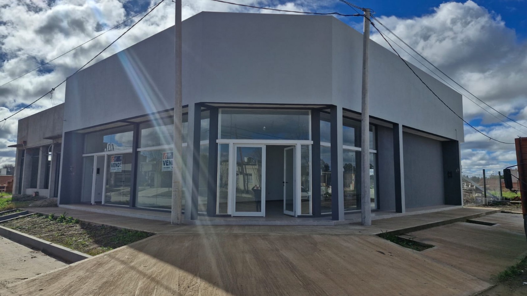 LOCAL COMERCIAL A ESTRENAR EN ESQUINA